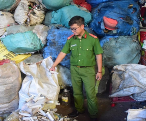 Bắt quả tang cơ sở phế liệu thu gom rác thải y tế trái phép